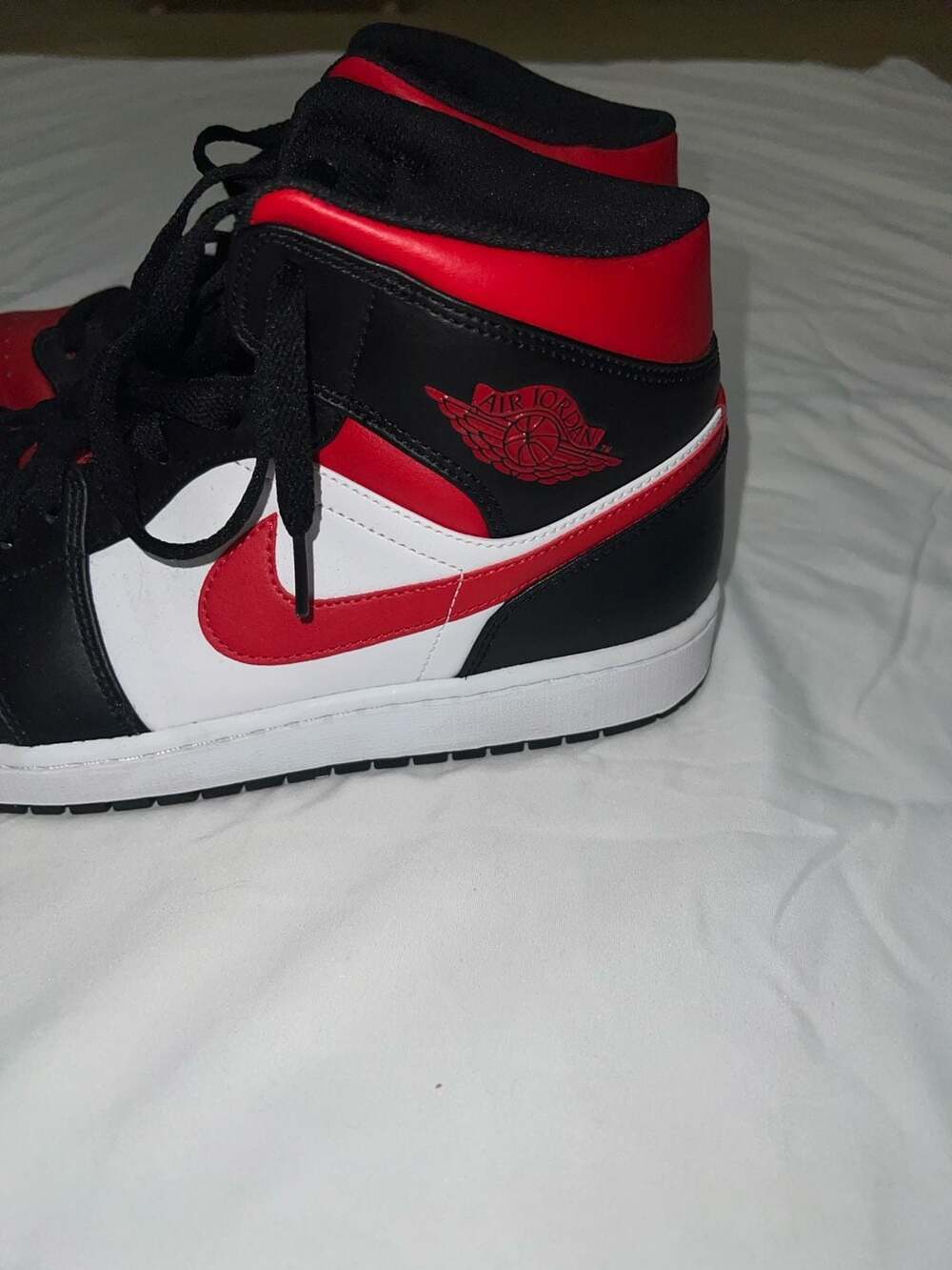 Air Jordan 1 Mid Bred Toe Black Fire Red White 554724-079 - Picture 2 of 5